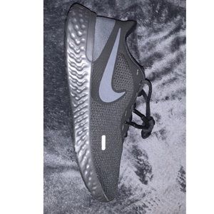 Womens size 8 Nike tennis shoes